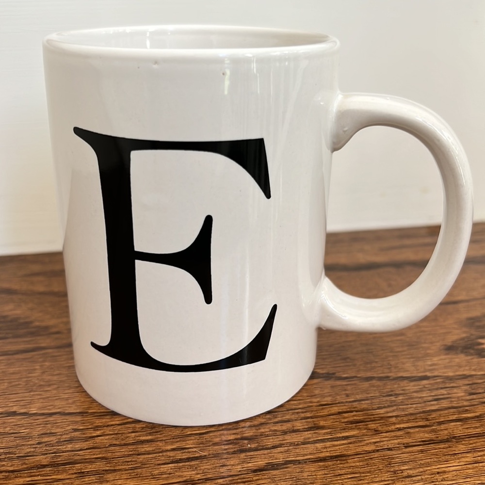 “E” initial monogram mug - Picture 2 of 3